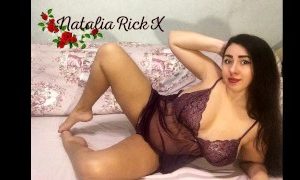 NataliaRickX-Heisse-mollige-Bruenette-in-sexy-lila-Dessous-wird-mit.jpg