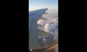 gloriaevans-Ich-masturbiere-in-einem-Flugzeug-auf-10-Tausend-Metern.jpg