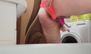 ladykittens-Die-schmutzige-Mutter-streichelt-ihre-Muschi-mit-einem-Vibrator.jpg