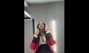 leatherkitten-Die-Riesin-tritt-auf-dich-und-nimmt-dich-in.jpg