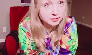 veesnow-Suesses-und-dickes-Maedchen-fingert-ihre-Muschi-mit-Dirty.jpg