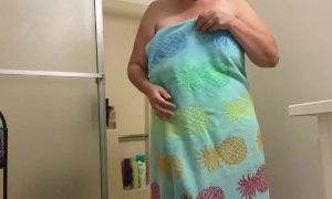 womsnstripsearched-Schuechterne-Frau-muss-ihr-Handtuch-fuer-die-Koerperinspektion-oeffnen.jpg