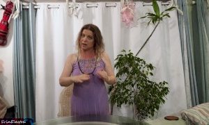 Erin-Electra-Hippie-Stiefmutter-laesst-dich-Sex-mit-deinem-Schwanz-in.jpg