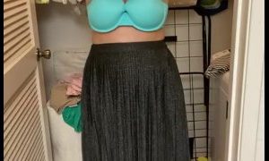 womsnstripsearched-Schuechterne-Frau-am-Arbeitsplatz-durchsucht.jpg