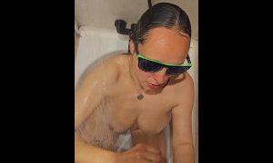 emmas-home-video-Sexy-Frau-nasses-Bad-Blowjob-und-Handjob-mit-lodernden.jpg