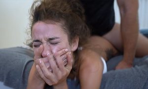 misscurvaceousx-Sie-schreit-und-schreit-waehrend-sie-sich-das-Gehirn.jpg