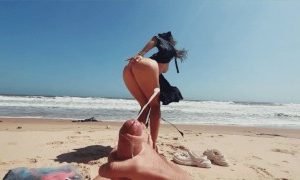 sexyoks-Oeffentliches-Maedchen-masturbiert-an-einem-FKK-Strand-streichelt-Fuesse-und.jpg