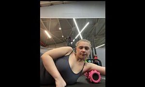 JucieLussie-Extremes-Squirting-im-Fitnessstudio.jpeg