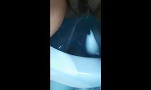 bigbabyvenus-in-meine-blaue-Toilette-pinkeln.jpeg