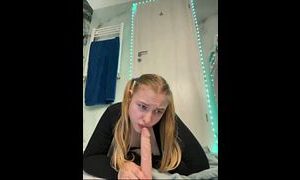 JucieLussie-Sexy-Blowjob-mit-saftiger-Muschi.jpeg
